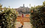 Frau läuft nach Siena