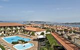 Blick auf zwei Pools und das Meer vor Hotel Palau auf Sardinien in Italien