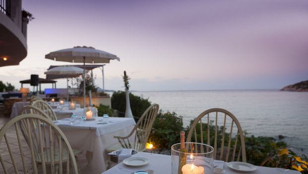 direkt am Meer Essen im Restaurant vom Club Hotel Baja Sardinia in Italien