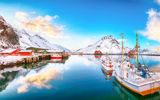 Erstaunlicher Wintersonnenaufgang über dem Dorf und Hafen Ramberg