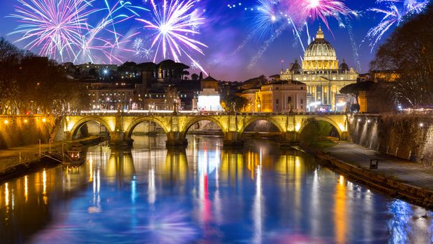 Feuerwerk über der Vatikanstadt mit der Engelsbrücke in Rom