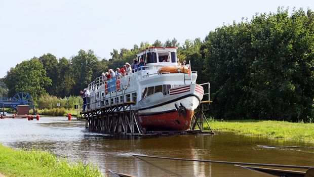 Schiff auf dem Rollberg am Elblagkanal