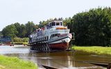 Schiff auf dem Rollberg am Elblagkanal