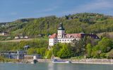 Schloss Persenbeug mit dem Donaukraftwerk Ybbs-Persenbeug