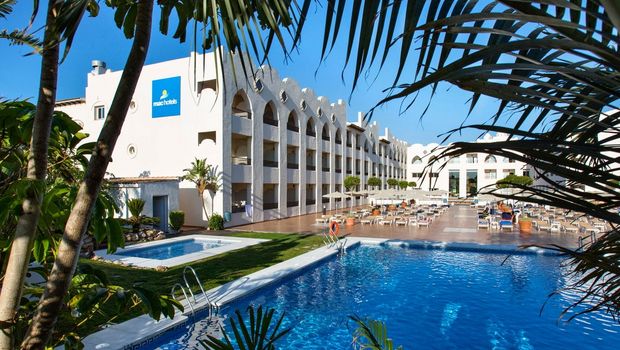 Außenansicht samt Pool Hotel MAC Puerto Marina