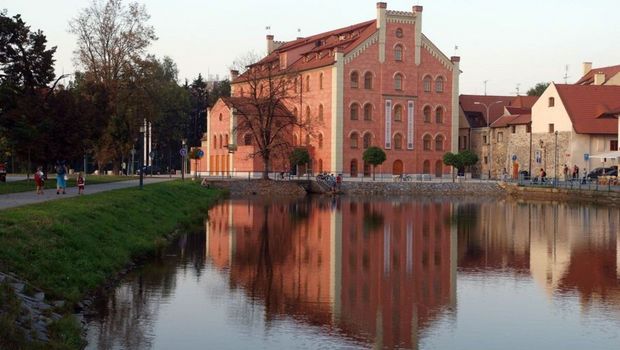 Hotel Budweis, Außenansicht mit See