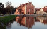 Hotel Budweis, Außenansicht mit See