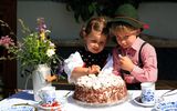 Trachtenkinder mit Schwarzwälder Kirschtorte