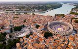 Arles, Blick über die Dächer auf das Amphitheater und die Rhône