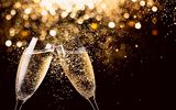 Mit Champagner anstoßen