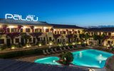 beleuchtete Pools und Hotelfassade von Hotel Palau auf Sardinien in Italien