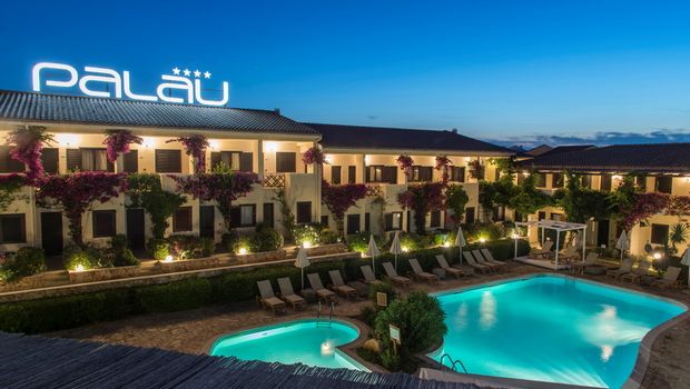 beleuchtete Pools und Hotelfassade von Hotel Palau auf Sardinien in Italien