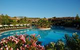 großer Pool mit mediterraner Begrünung im Acacia Resort auf Sizilien in Italien