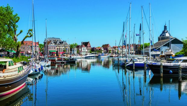 Marina in Canal in Enkhuizen bei Hoorn