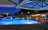 beleuchteter Pool bei Nacht im Hotel Aktea auf Lipari in Italien