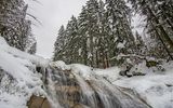 Wasserfall im Winter mit Schnee im Haralsdorf Tschechien Harrachsdorf