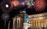 Feuerwerk über dem Nationaldenkmal Vittoriano in Rom