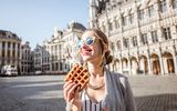 Frau mit belgischer Waffel in Brüssel