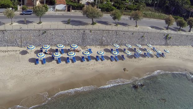 Baden und Liegen am Sandstrand am Hotel Tourist auf Sizilien in Italien