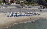 Baden und Liegen am Sandstrand am Hotel Tourist auf Sizilien in Italien