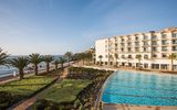 Außenansicht mit Pool und Strand