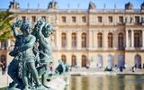 Bronzeskulptur im Garten des Schlosses von Versailles