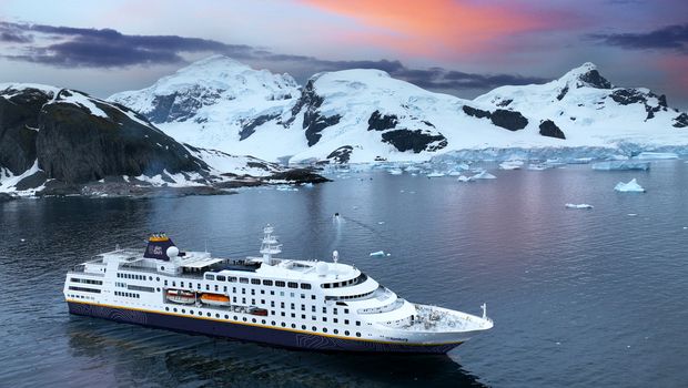 MS Hamburg in Cuverville Island, Antarktis