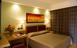 ruhiges Zimmer mit frischen Blumen im Hotel Artemis auf Sizilien in Italien