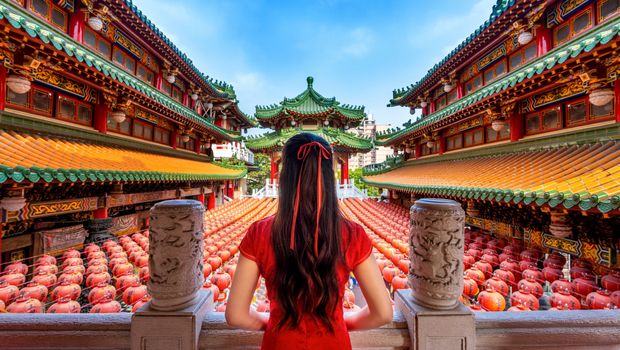 Frau im Sanfeng Tempel