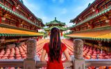 Frau im Sanfeng Tempel