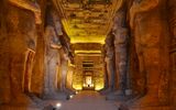 Innenansicht Abu Simbel Tempel Ramses II mit rechts und links vom Hauptweg platzierten Statuen