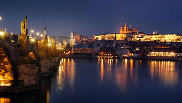 Praha Karlsbrücke bei Nacht