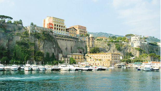 Blick auf das Meer und das Hotel Villa Maria bei Sorrent in Italien