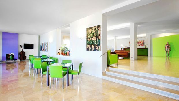 helle große Lobby im Arthotel Gran Paradiso bei Sorrent in Italien