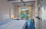 Zimmerbeispiel mit Meerblick im Club Hotel Baja Sardinia auf Sardinien, Italien