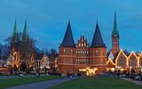 Blick auf die Altstadt von Lübeck mit dem Holstentor zu Weihnachten