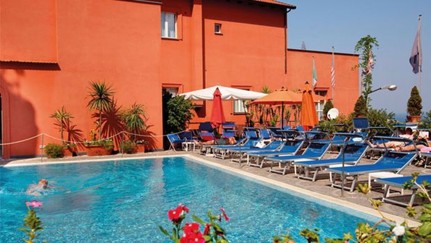 Abkühlen im Pool am Hotel Villa Maria bei Sorrent in Italien