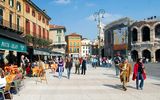 Straßencafés vor der Arena di Verona