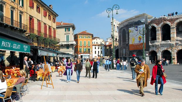 Straßencafés vor der Arena di Verona