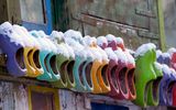Bunte Holzschuhe mit Schnee