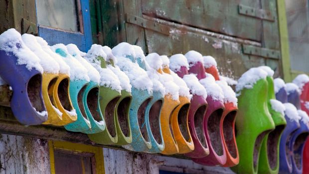 Bunte Holzschuhe mit Schnee