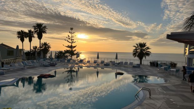 Villaggio Stromboli, Ricadi, Pool bei Sonnenuntergang