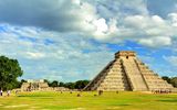 Touristen vor Chichen Itza