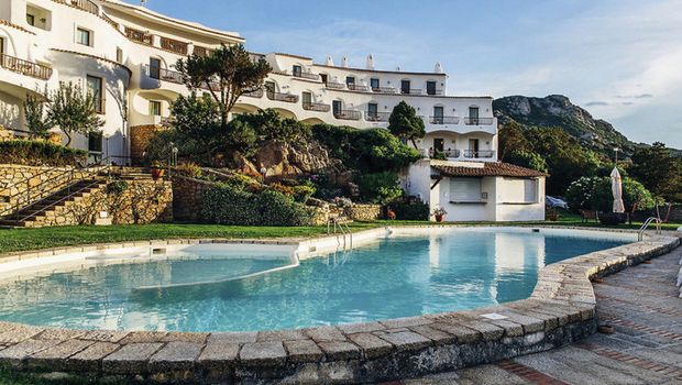 Pool mit toller Aussicht im Hotel Luci di la Muntagna auf Sardinien in Italien