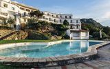 Pool mit toller Aussicht im Hotel Luci di la Muntagna auf Sardinien in Italien