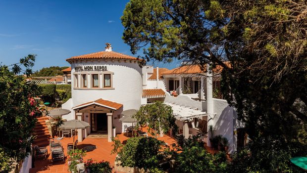 Eingang von Hotel Mon Repos mit typischer Architektur in Sardinien, Italien