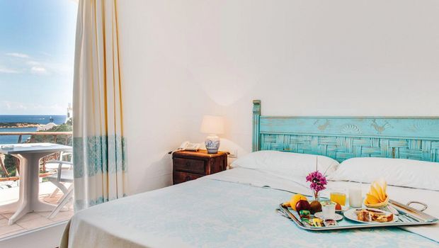 Frühstück im Bett oder auf dem Balkon in den Zimmern vom Hotel Luci di la Muntagna auf Sardinien in Italien