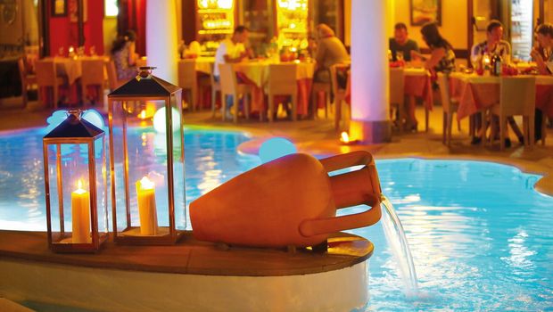 Restaurant mit Springbrunnen im Hotel Arciduca in Italien, Liparische Inseln
