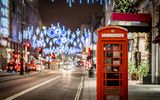 Telefonzelle in London zur Weihnachtszeit