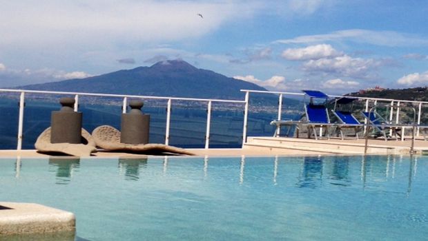 Entspannung im Pool mit toller Aussicht im Arthotel Gran Paradiso bei Sorrent in Italien